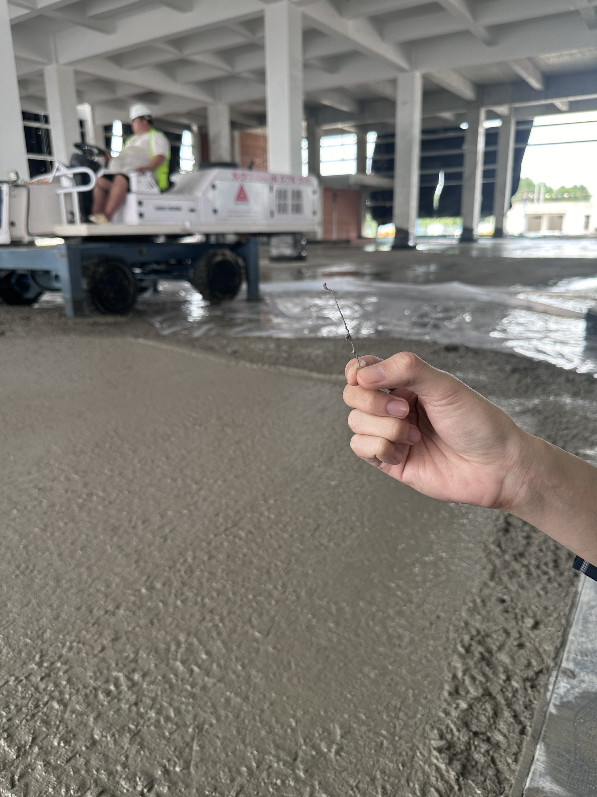 Trộn và Đổ Bê Tông Với Sàn Bê Tông Tích Hợp